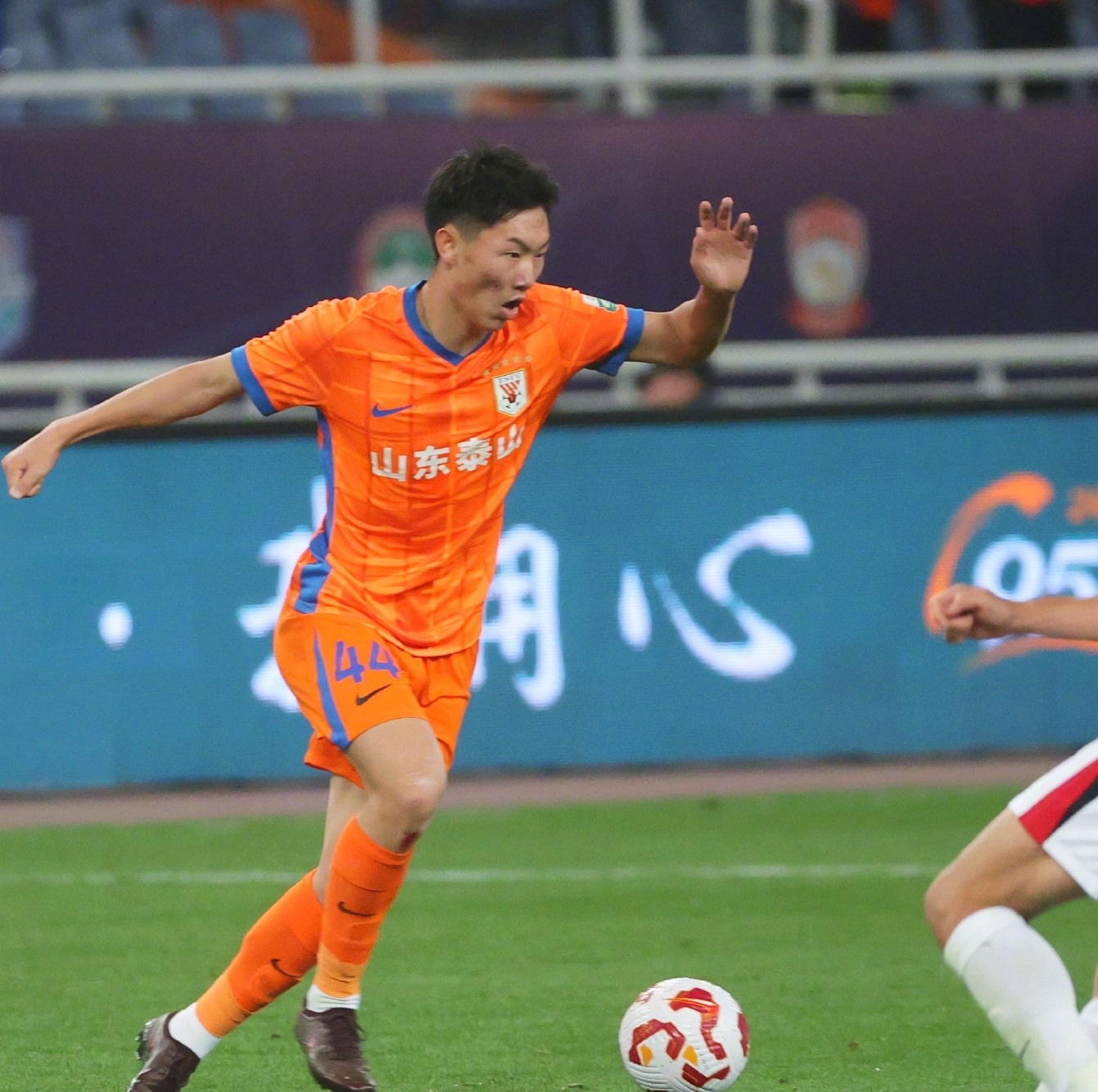 关于加时末段CBA季后赛焦点战；山东泰山手感冰凉；态度坚定；身体对抗强度拉满的信息